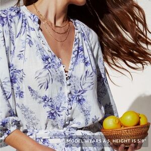 NWT VICI BETSEY FLORAL LINEN BLOUSE TOP IN BLUE WHITE PRINT SZ XS